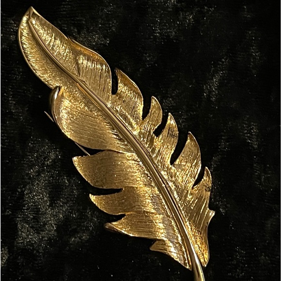 Women’s Gold tone Quill Feather Designed Brooch - Picture 1 of 5